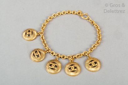 CHANEL circa 1987 Ras-de-cou chaîne en métal doré retenant cinq pendentifs repercés,...