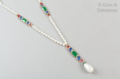 CHANEL par Gripoix circa 1960 Magnifique sautoir de perles blanches baroque d’imitation,...