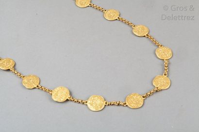 CHANEL Collection prêt-à-porter Printemps/Été 1988 Sautoir chaîne en métal doré,...