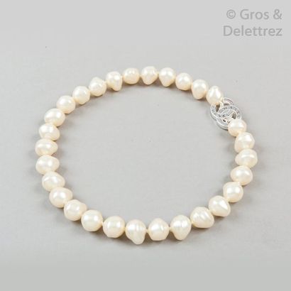 CHANEL Collection Prêt-à-porter Printemps/Eté 1998 Ras-de-cou de perles blanches...