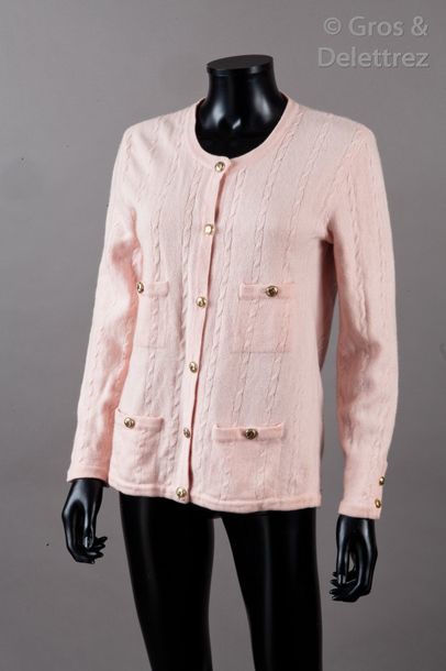 CHANEL Cardigan en laine et cachemire torsadé rose pâle, encolure ronde, parementures,...