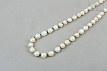CHANEL circa 1990 Sautoir de perles blanches baroque d’imitation, entrecoupées de...