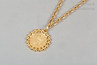 CHANEL circa 1987 Sautoir chaîne en métal doré retenant un important médaillon d’inspiration...