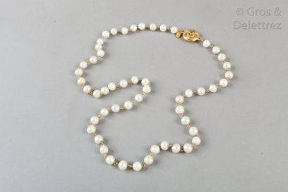 CHANEL Sautoir chaîne en métal doré entrecoupé de perles blanches baroque d’imitation,...