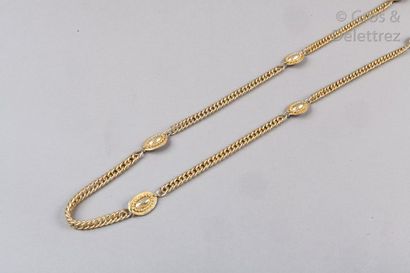 CHANEL Haute Couture circa 1960 Sautoir chaîne en métal doré, entrecoupée de médaillons...