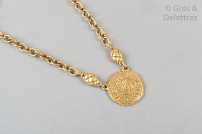 CHANEL Collection prêt-à-porter Printemps/Été 1988 Ras-de-cou chaîne en métal doré...