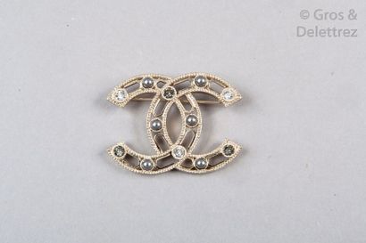 CHANEL Collection continue 2018 Broche «?CC?» en métal doré guilloché, repercé, orné...