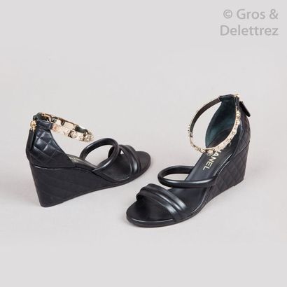 CHANEL Collection Prêt-à-porter Printemps/Été 2014 Paire de sandales à brides en...