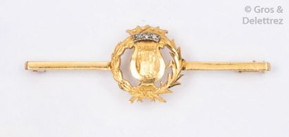 null Broche barrette en or jaune à motif d’une lyre surmontée d’une couronne et d’une...