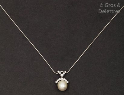 null Collier pendentif en or gris, orné d’une perle surmontée de lignes de diamants...