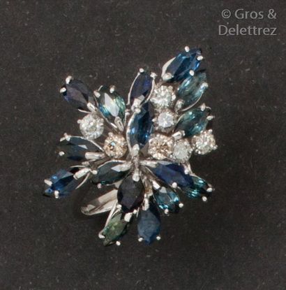 null Bague «?Fleur?» en or gris, ornée de pierres bleues navette et de diamants taillés...