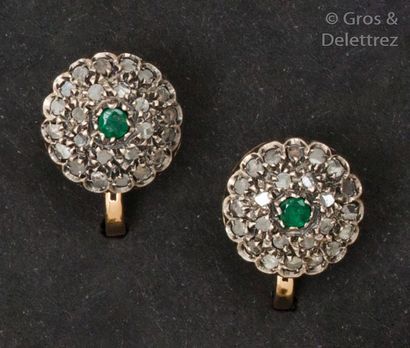 null Paire de boucles d’oreilles en or jaune 9K et argent, ornée chacune d’une émeraude...