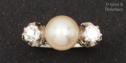 null Bague en or gris, ornée d’une perle de culture épaulée de deux diamants taillés...