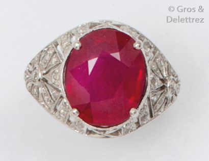 null Bague «?Dôme?» en platine ornée d’un rubis ovale. L’anneau ajouré serti de diamants...