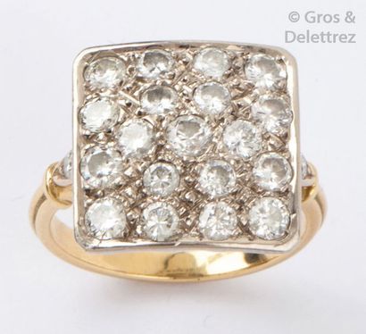 null Bague «?Carrée?» en or jaune et gris, le plateau pavé de diamants taillés en...