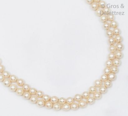 null Sautoir composé de perles de culture, le fermoir en or gris à motif de fleurs...