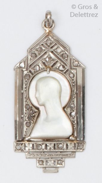 null Médaille pendentif en or jaune et platine, ornée d’une plaque de nacre représentant...