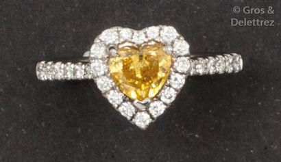 null Bague «?Cœur?» en or gris ornée d’un diamant jaune calibrant 0,60 carat environ...