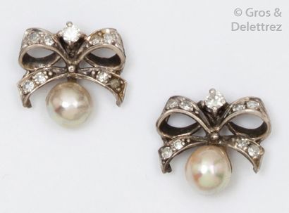 null Paire de boucles d’oreilles «?Nœud?» en or gris, serties de diamants taillés...