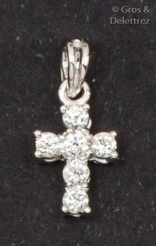 null Pendentif «?Croix?» en or gris orné de diamants taillés en brillant. P. 1,2...