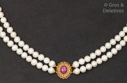 null Collier de deux rangs de perles de culture orné d’un motif central en vermeil...