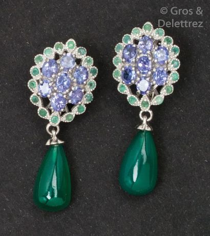 null Paire de pendants d’oreilles en argent vermeillé ornés de tanzanite et de goutte...