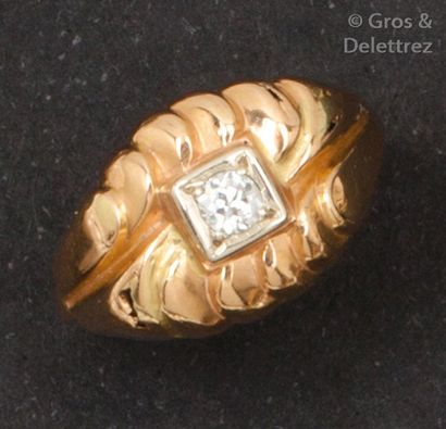 null Bague «?Dôme?» en or jaune ornée d’un diamant taillé en brillant. Vers 1950....
