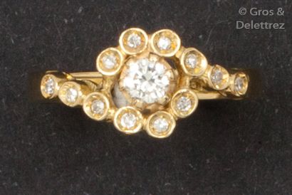 null Bague en or jaune ornée d’un diamant taillé en brillant dans un entourage de...