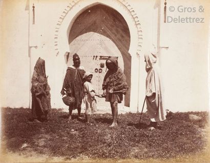 null J. P.

Maroc, c. 1880.

Marché. Scènes de rue. Vue générale de Tanger. Chameliers....
