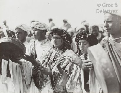 null Marcelin Flandrin (1889-1957) 

Maroc, c. 1930.

Rabat. Le sultan dans son carrosse....