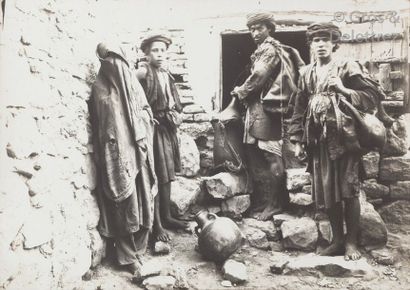 null Photographe amateur allemand

Yémen, c. 1910.

Sanaa. Kaubakan. Dhamar. Porteurs...