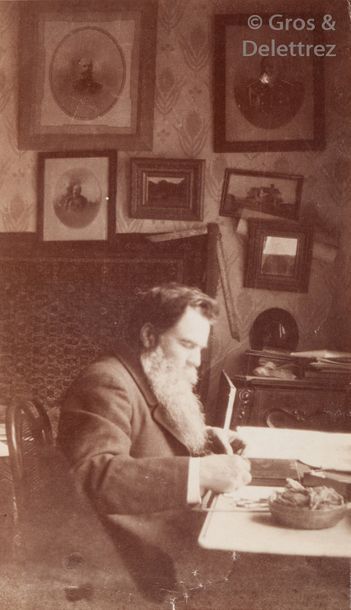 null Dmitri Ivanovitch Ermakov (1846-1916) 

Dmitri Ermakov à son bureau, c. 1880.

Deux...