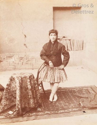 null Antoine Sevruguin (1830-1933) 

Perse (Iran), c. 1880.

Femmes persanes.

Diseuse...