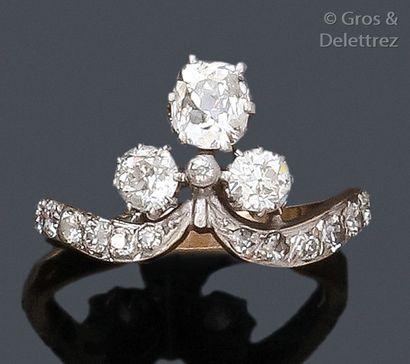 null Bague «?Duchesse?» en or jaune, ornée de trois diamants de taille ancienne épaulés...