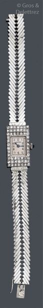 CARTIER - vers 1925 Bracelet-montre de dame en platine, boîtier rectangulaire, la...