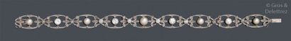 null Bracelet articulé en platine ajouré orné de diamants taillés en brillant et...
