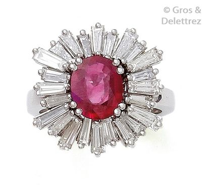 null Bague en or gris, ornée d’un rubis ovale facetté dans un entourage rayonnant...