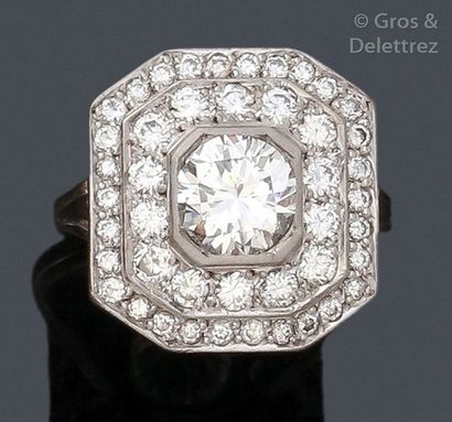 null Bague en or gris, ornée d’un diamant central taillé en brillant calibrant 1,90 carat...