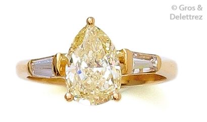 null Bague en or jaune ornée d’un diamant jaune de forme poire calibrant 1,75 carat...