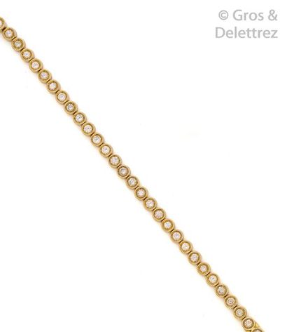 null Bracelet ligne en or jaune orné de diamants taillés en brillant en serti clos....
