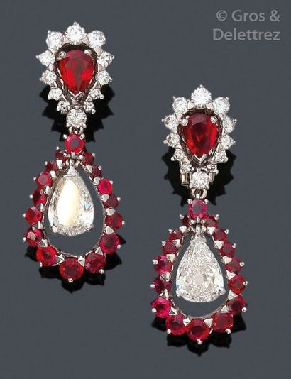 null Paire de boucles d’oreilles en or gris, chacune ornée d’un rubis navette entouré...