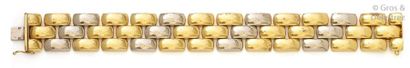 Bracelet articulé en or de deux couleurs....