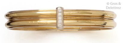 Yves Saint LAURENT Bracelet double rigide en or jaune gravé de l’inscription Yves...