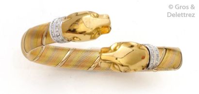 CARTIER «?Panthère?» - Bracelet souple en or de trois couleurs orné de deux têtes...
