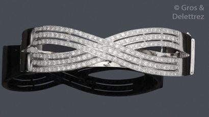 null Bracelet jonc «?Croisé?» en or gris, le motif pavé de diamants taillés en brillant....
