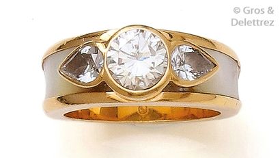 null Bague en or jaune, ornée d’un diamant taillé en brillant pesant 1,14 carat environ...