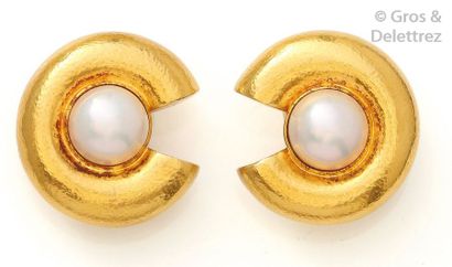 ZOLOTAS Paire de boucles d’oreilles en or jaune martelé 22K, ornées chacune d’une...