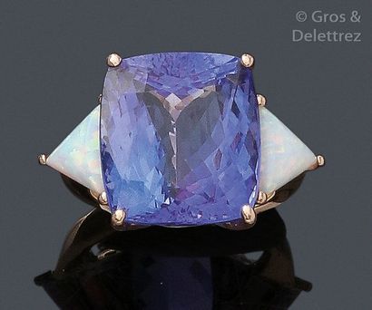 null Bague en or rose, ornée d’une importante tanzanite de taille coussin d’environ...