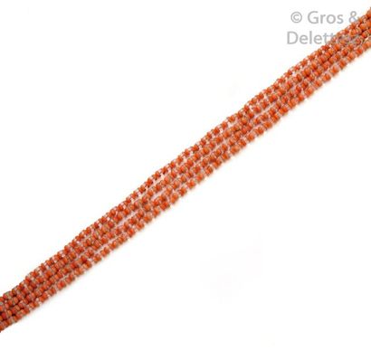 Long sautoir composé de perles de corail...