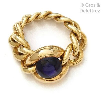 CHANEL Bague souple en or jaune à maille gourmette ornée d’un cabochon de Tanzanite....